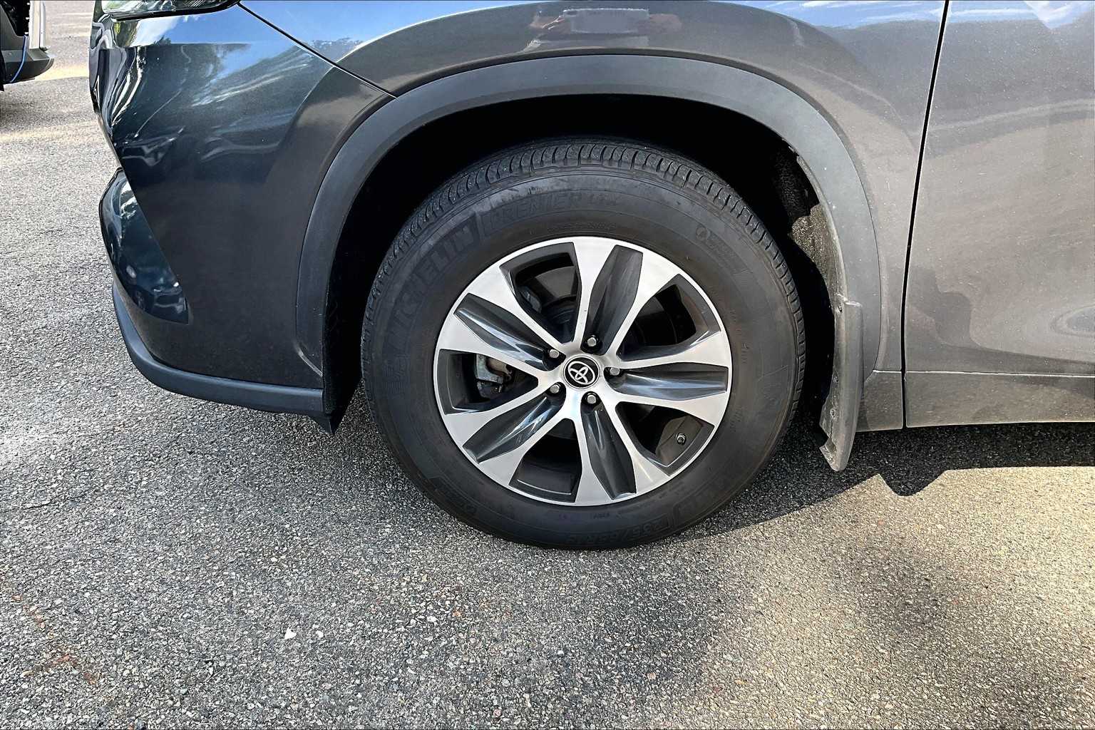 2022 Toyota Highlander XLE - Photo 4