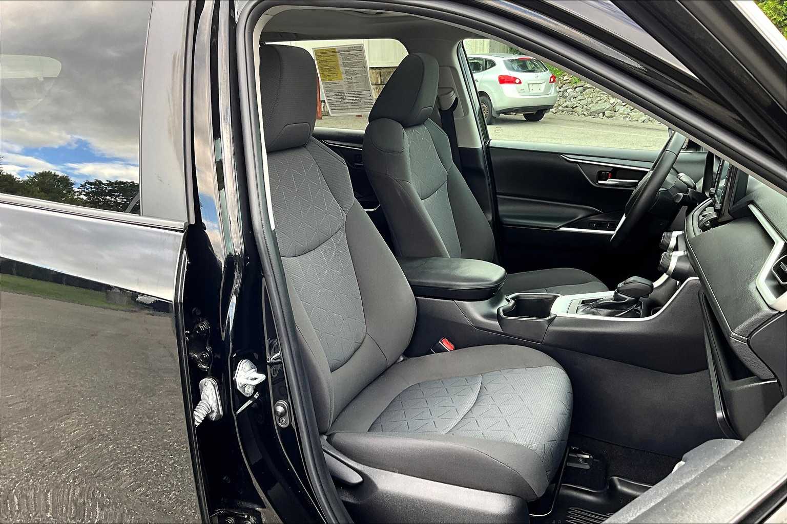 2022 Toyota RAV4 XLE - Photo 11