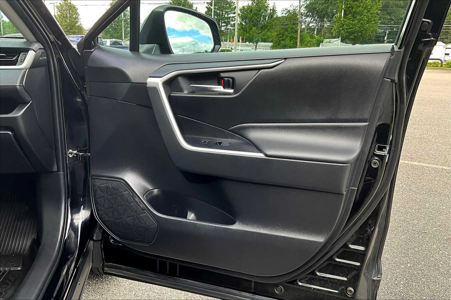 2022 Toyota RAV4 XLE - Photo 12
