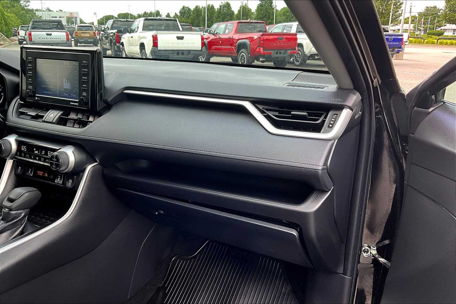 2022 Toyota RAV4 XLE - Photo 13
