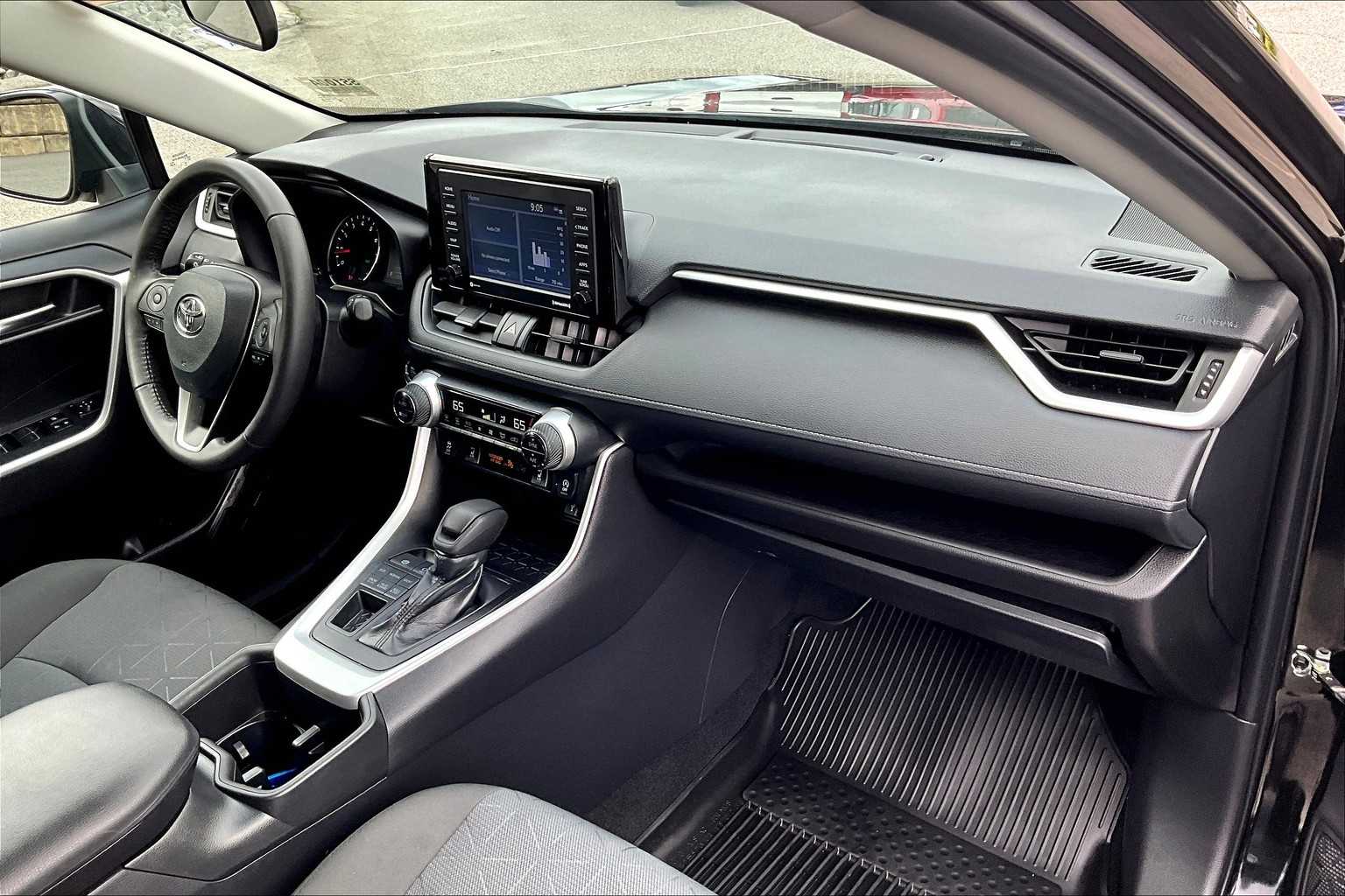 2022 Toyota RAV4 XLE - Photo 14