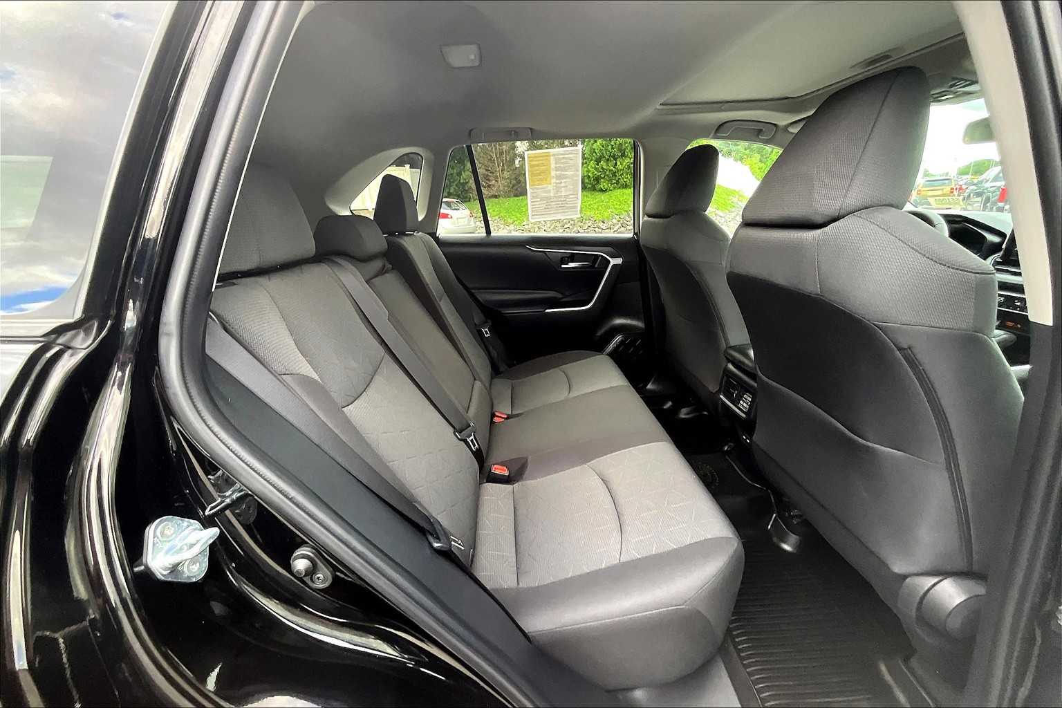 2022 Toyota RAV4 XLE - Photo 16