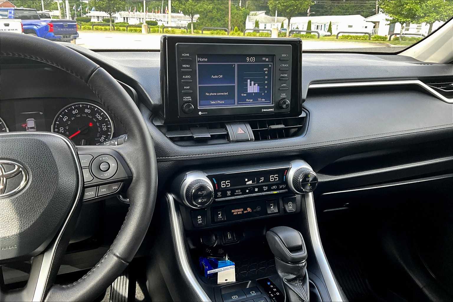 2022 Toyota RAV4 XLE - Photo 18