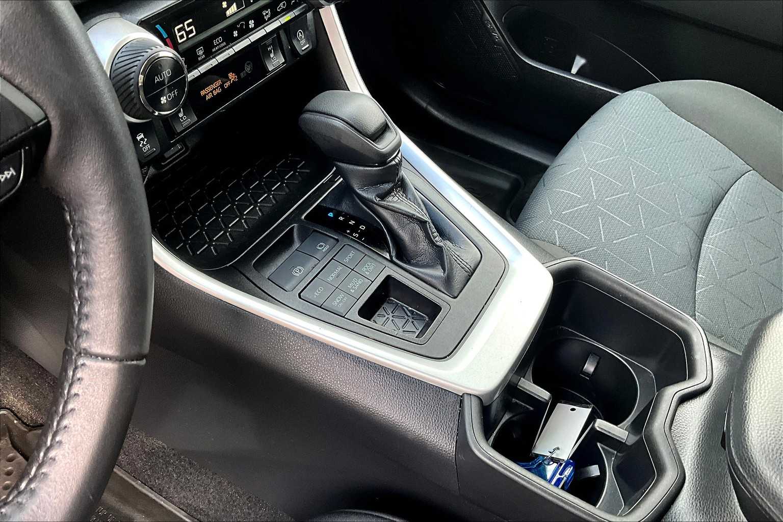 2022 Toyota RAV4 XLE - Photo 20