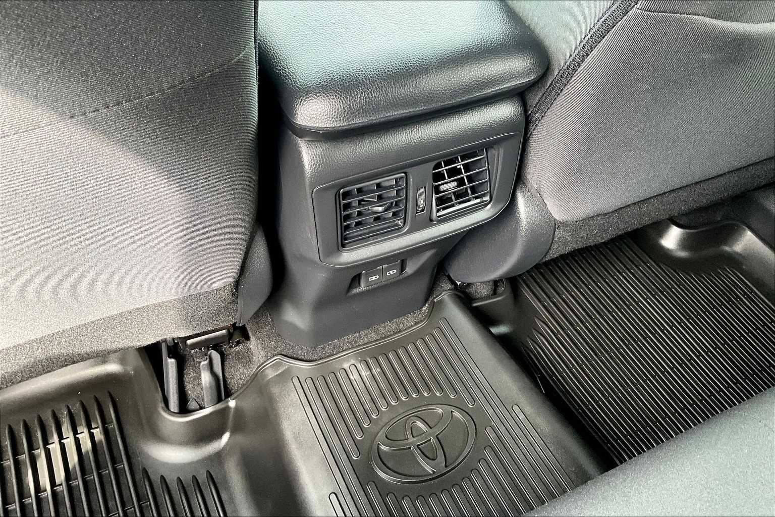 2022 Toyota RAV4 XLE - Photo 28