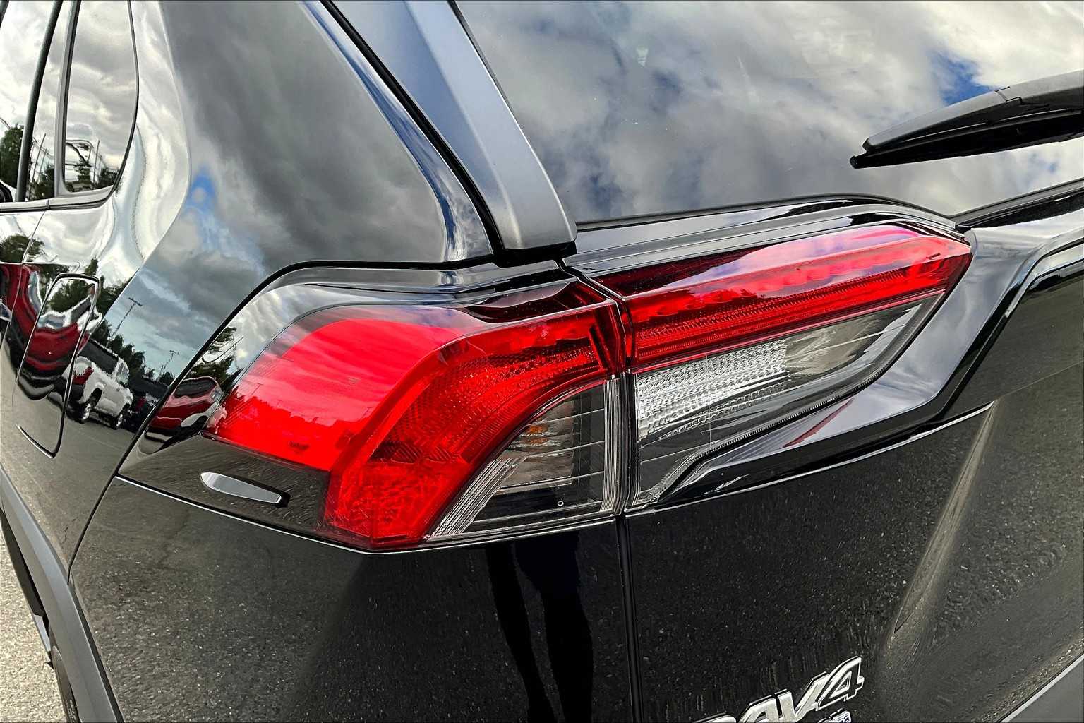 2022 Toyota RAV4 XLE - Photo 34