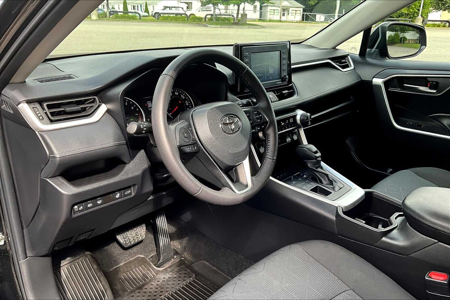 2022 Toyota RAV4 XLE - Photo 8