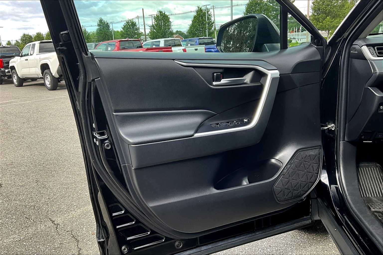 2022 Toyota RAV4 XLE - Photo 9