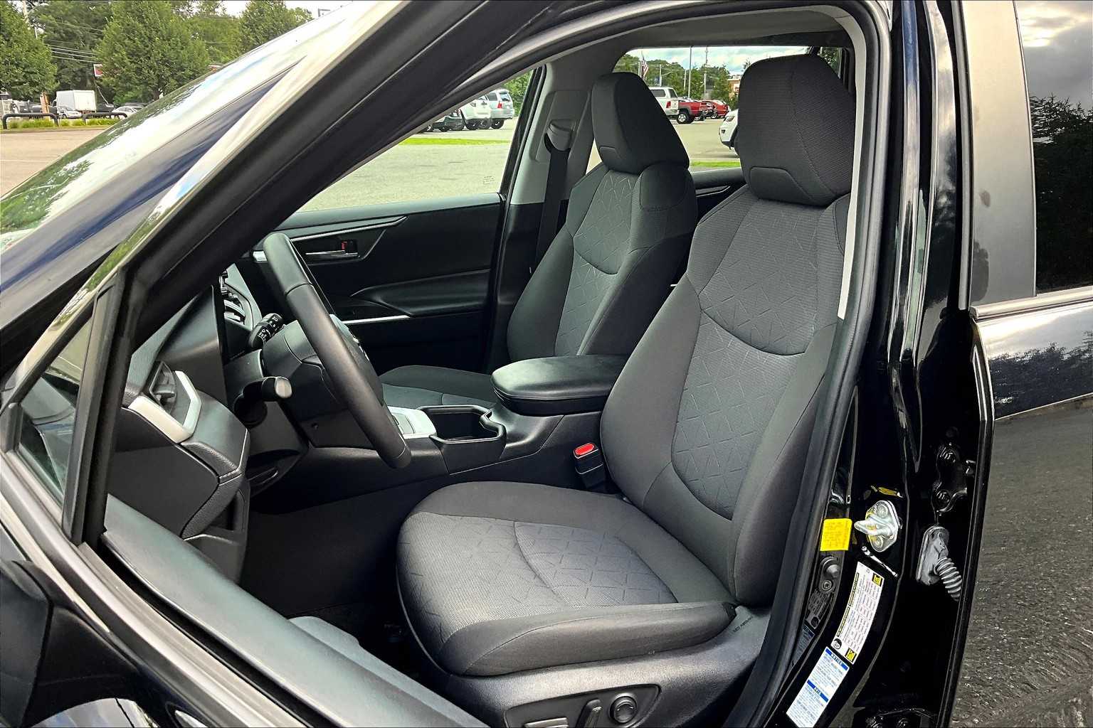 2022 Toyota RAV4 XLE - Photo 10