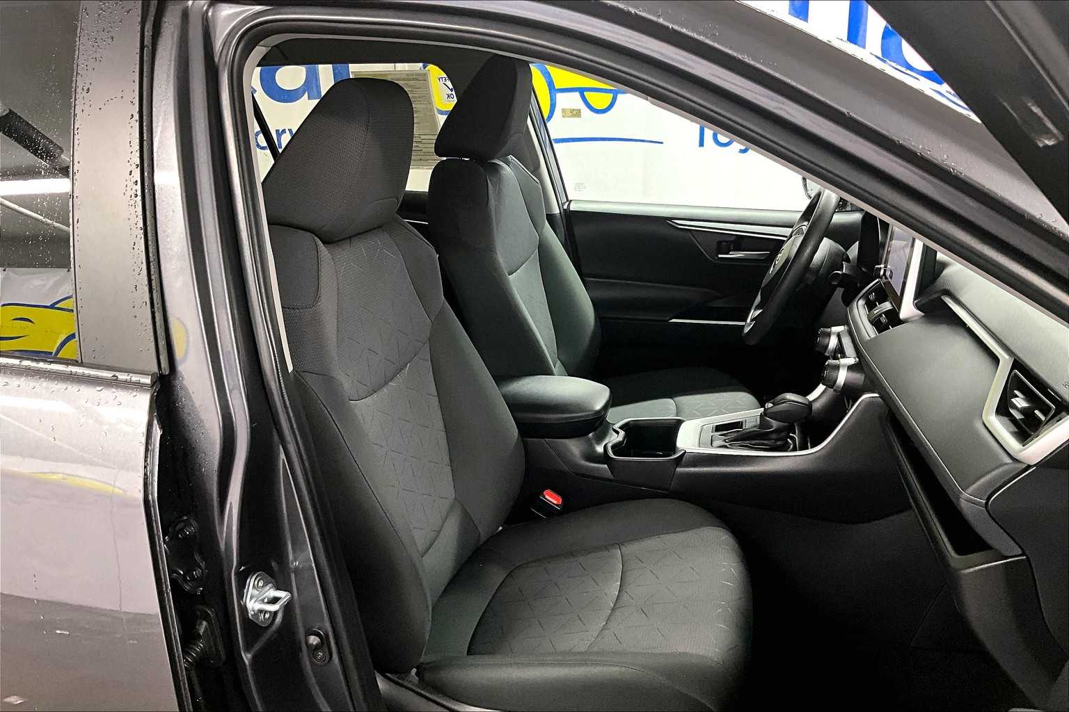 2024 Toyota RAV4 XLE - Photo 11