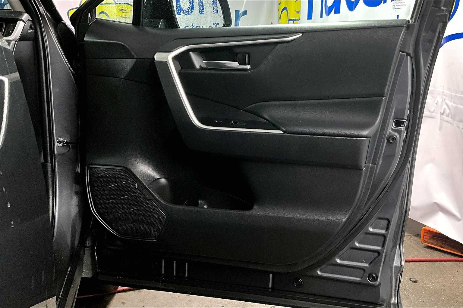 2024 Toyota RAV4 XLE - Photo 12