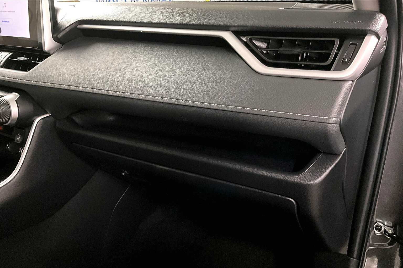 2024 Toyota RAV4 XLE - Photo 13