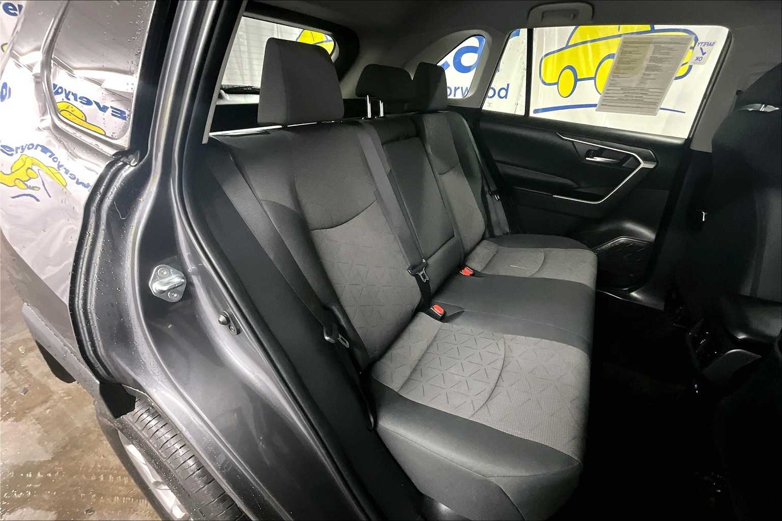 2024 Toyota RAV4 XLE - Photo 16