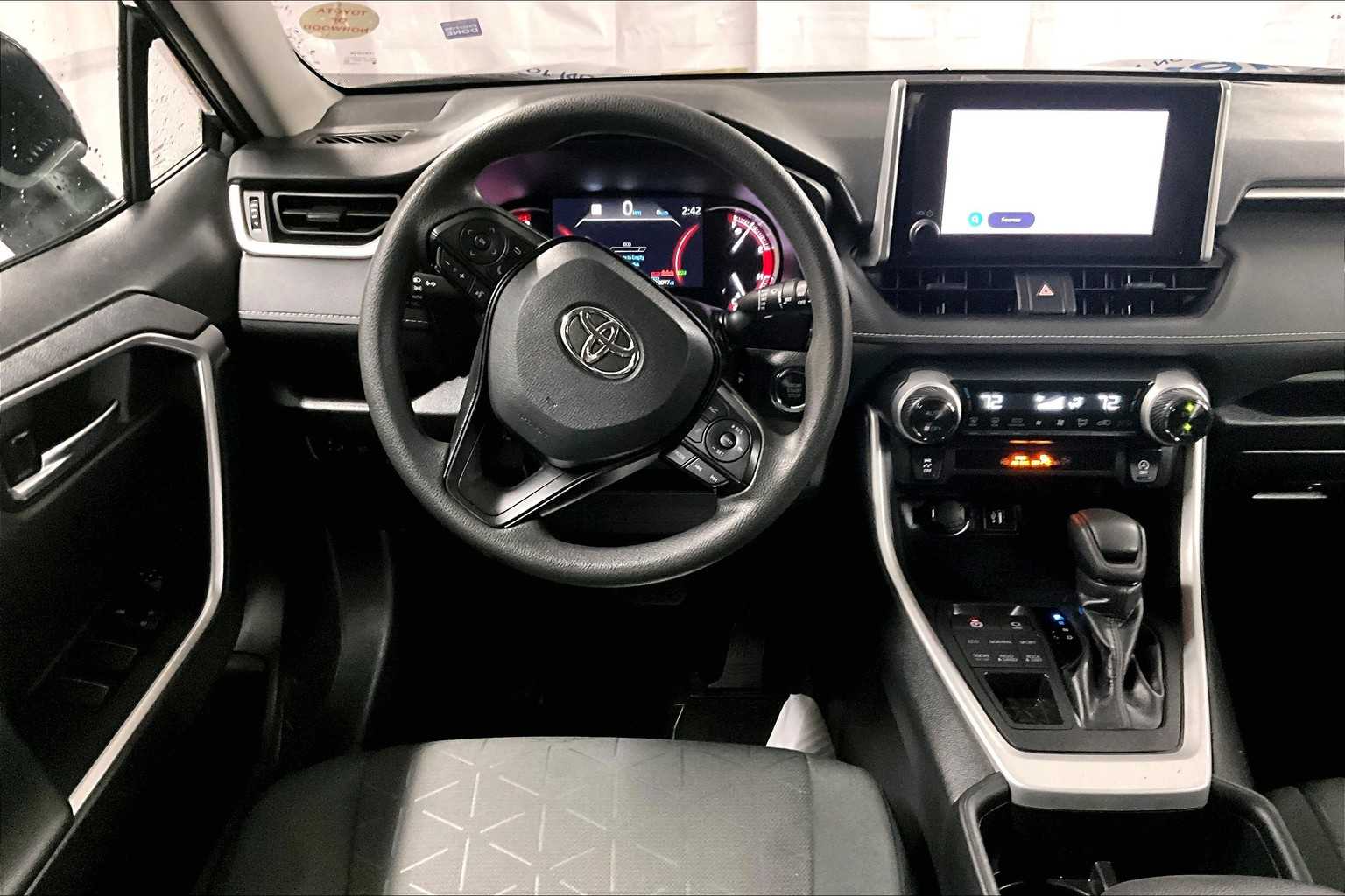 2024 Toyota RAV4 XLE - Photo 17