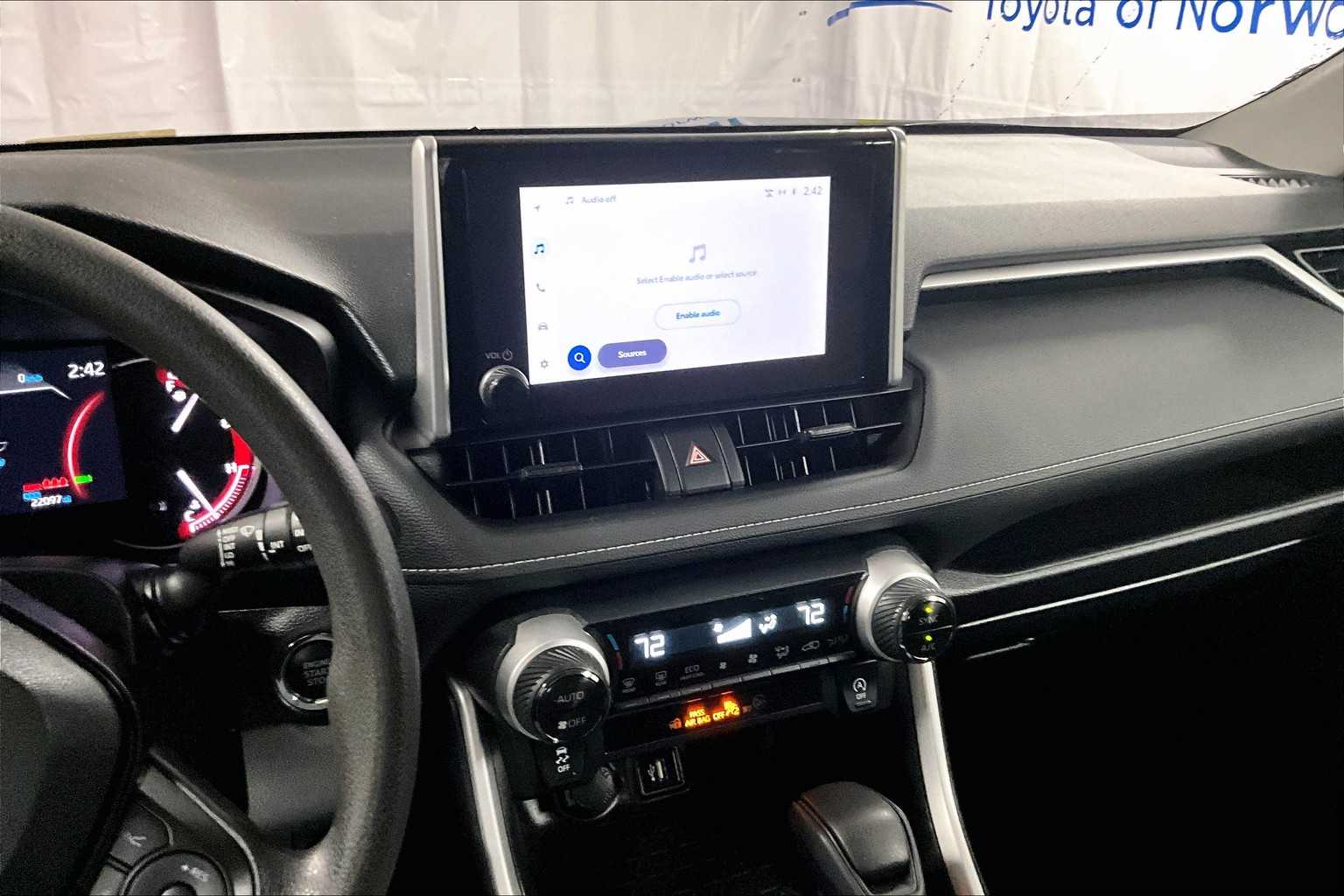 2024 Toyota RAV4 XLE - Photo 18