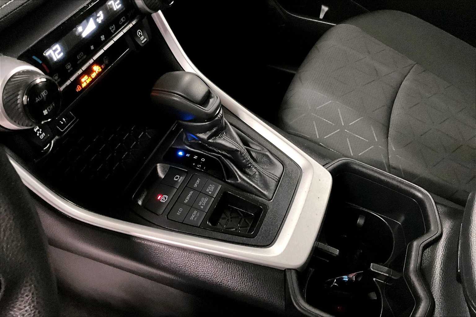 2024 Toyota RAV4 XLE - Photo 20