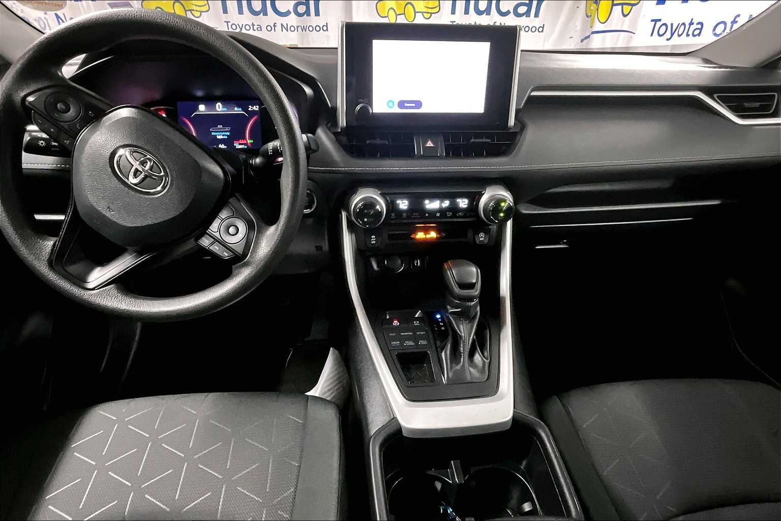 2024 Toyota RAV4 XLE - Photo 21