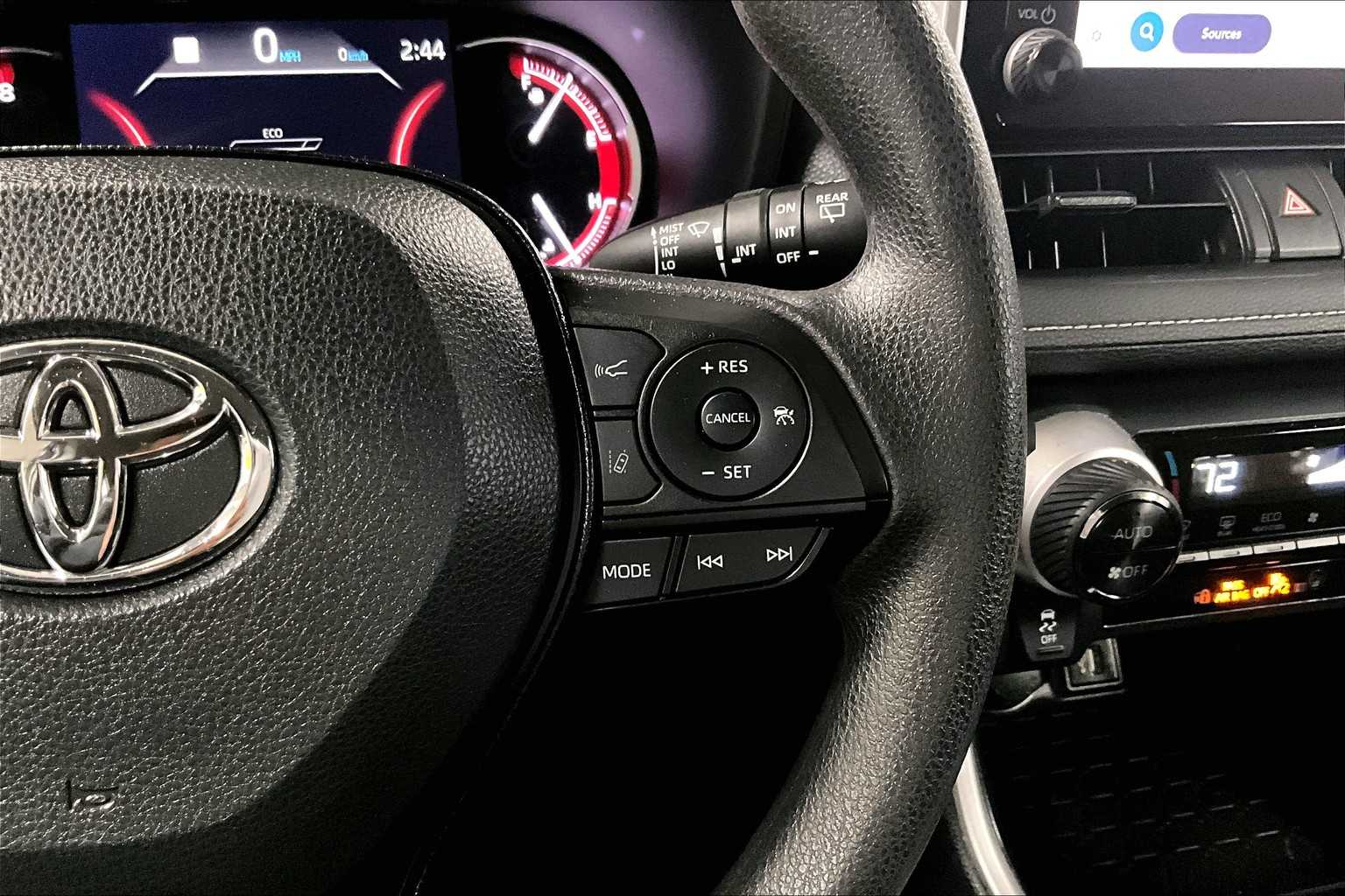 2024 Toyota RAV4 XLE - Photo 23