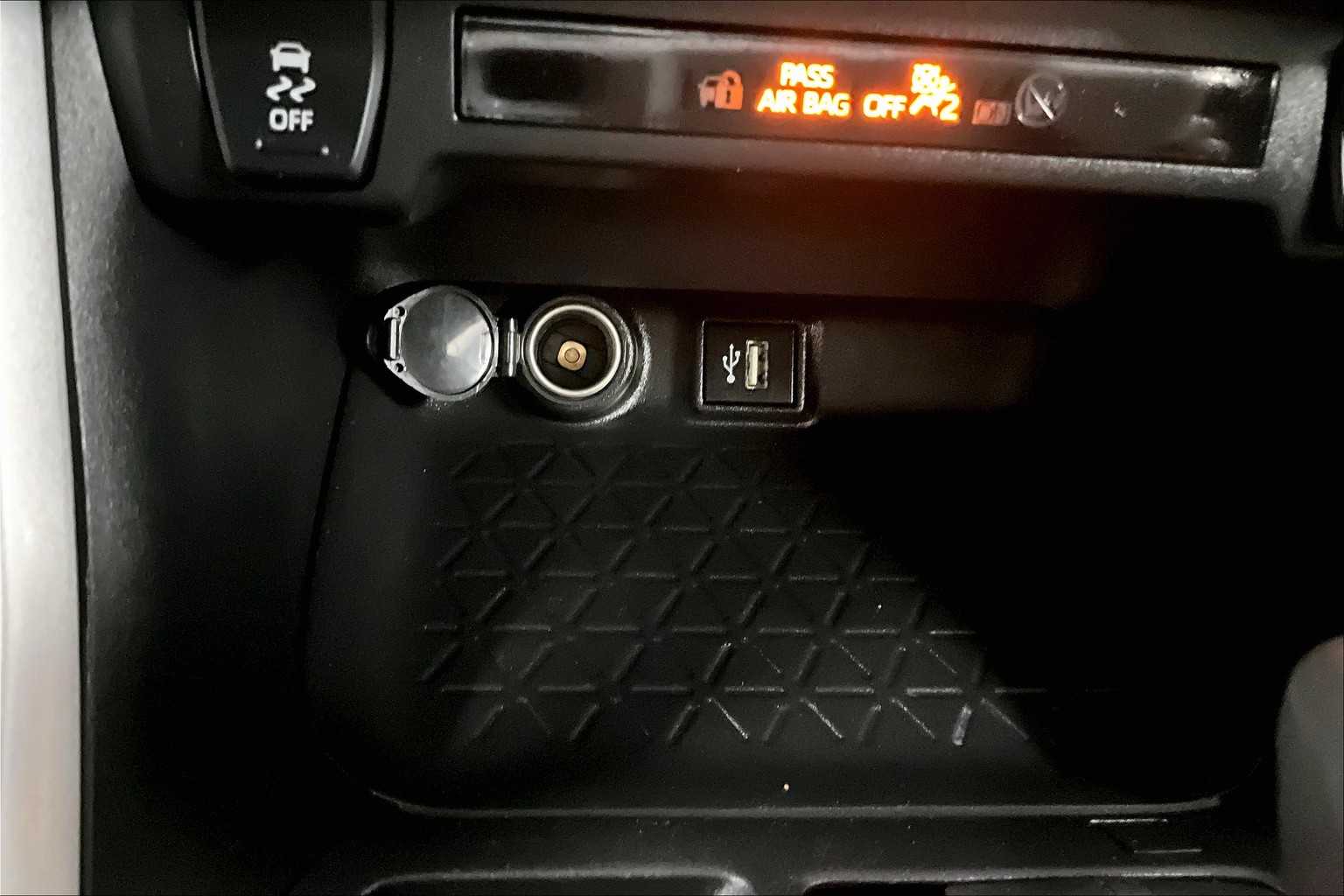 2024 Toyota RAV4 XLE - Photo 26