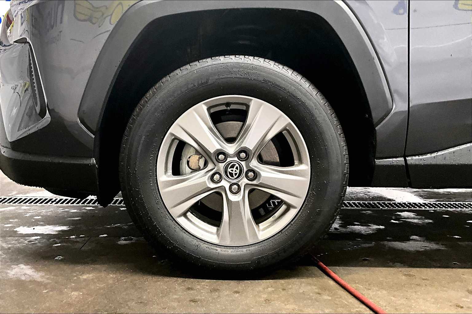 2024 Toyota RAV4 XLE - Photo 7
