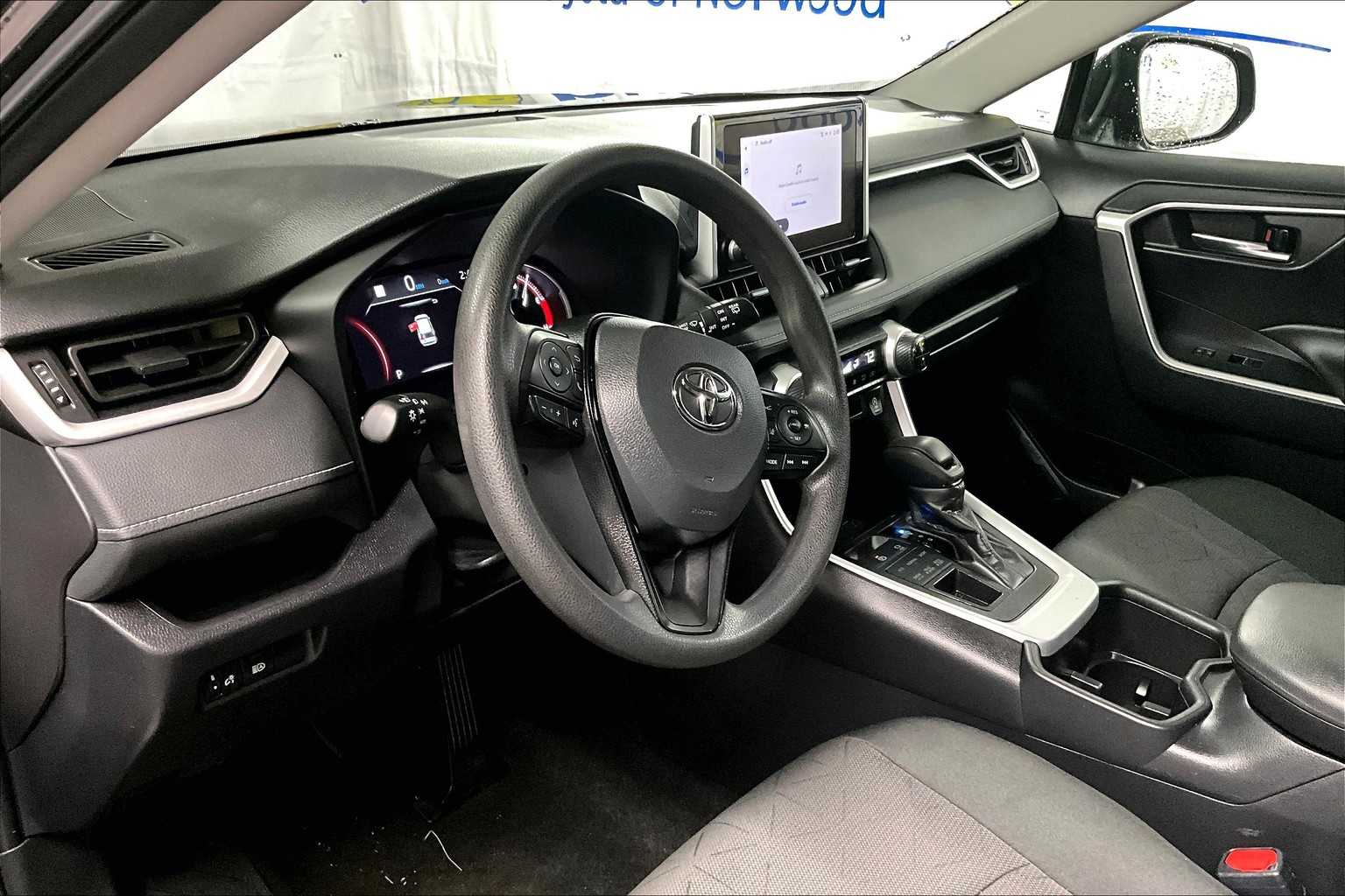 2024 Toyota RAV4 XLE - Photo 8
