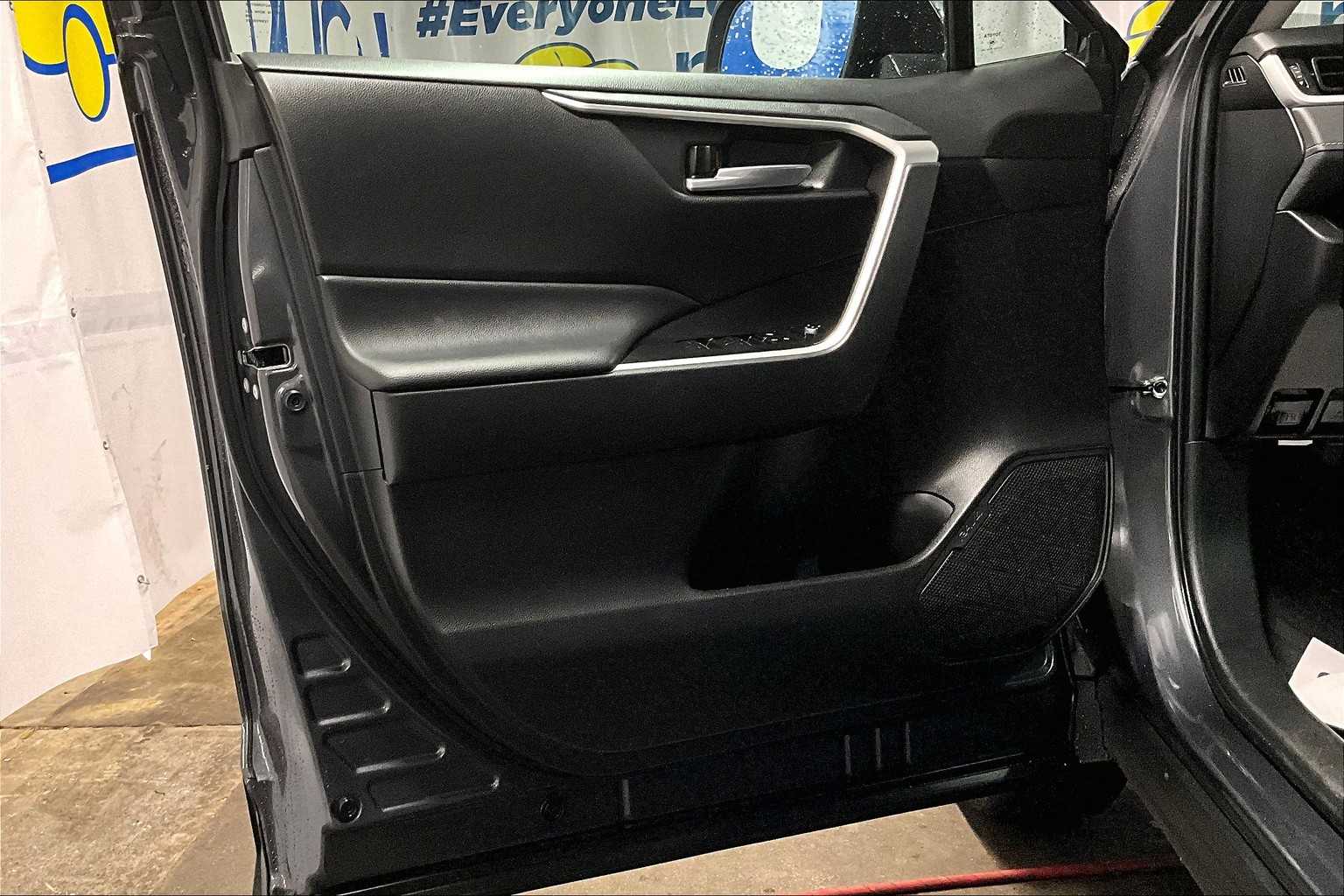 2024 Toyota RAV4 XLE - Photo 9