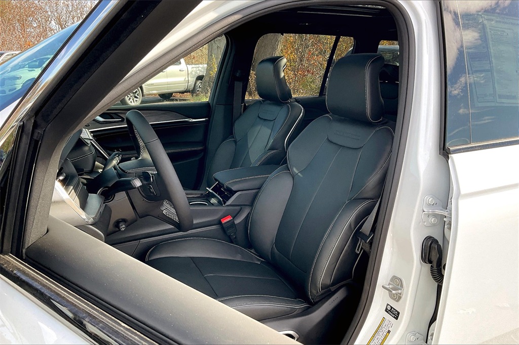 2025 Jeep Grand Cherokee Overland - Photo 10