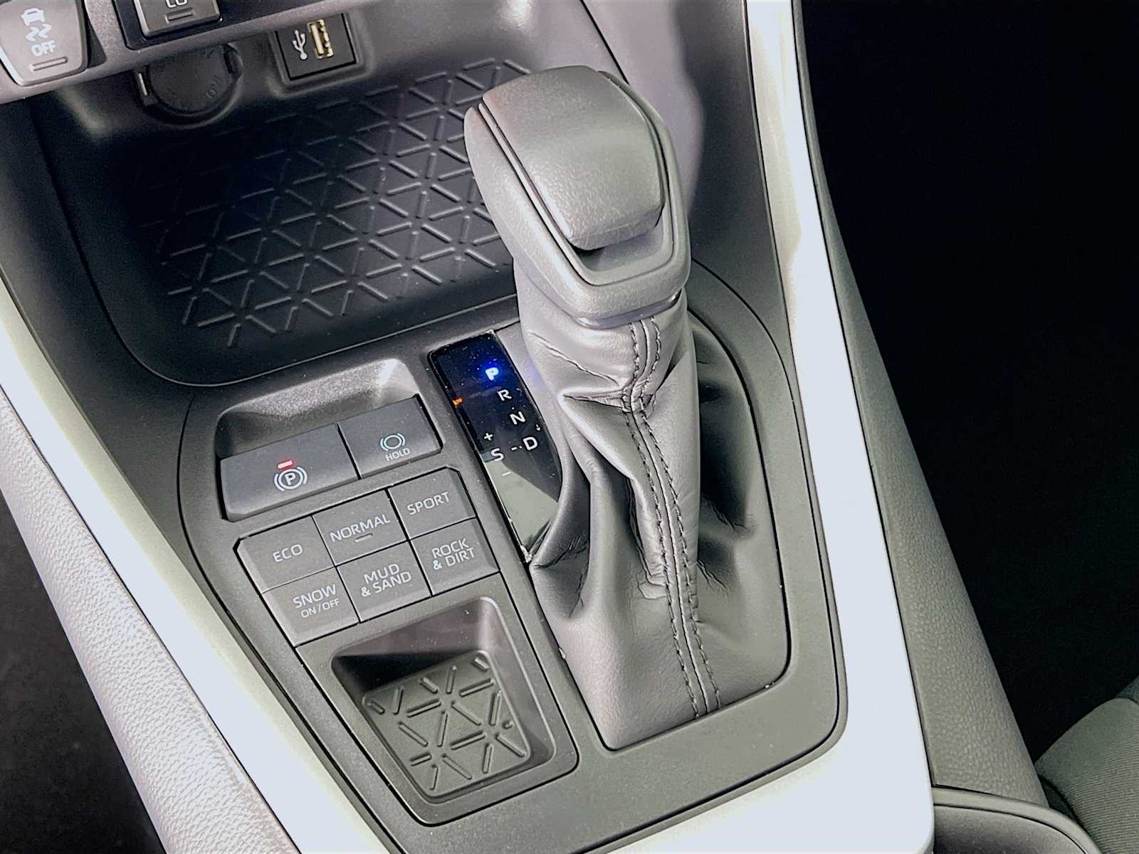 2025 Toyota RAV4 XLE - Photo 11