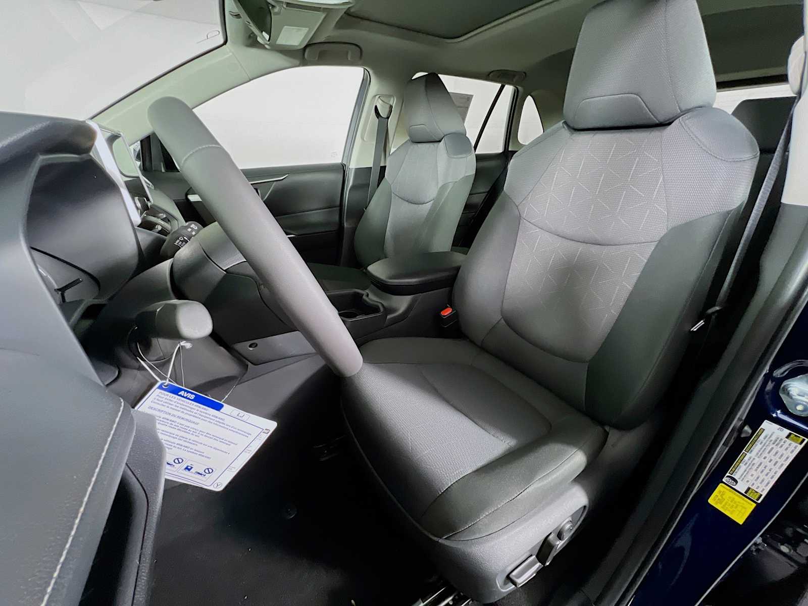 2025 Toyota RAV4 XLE - Photo 12