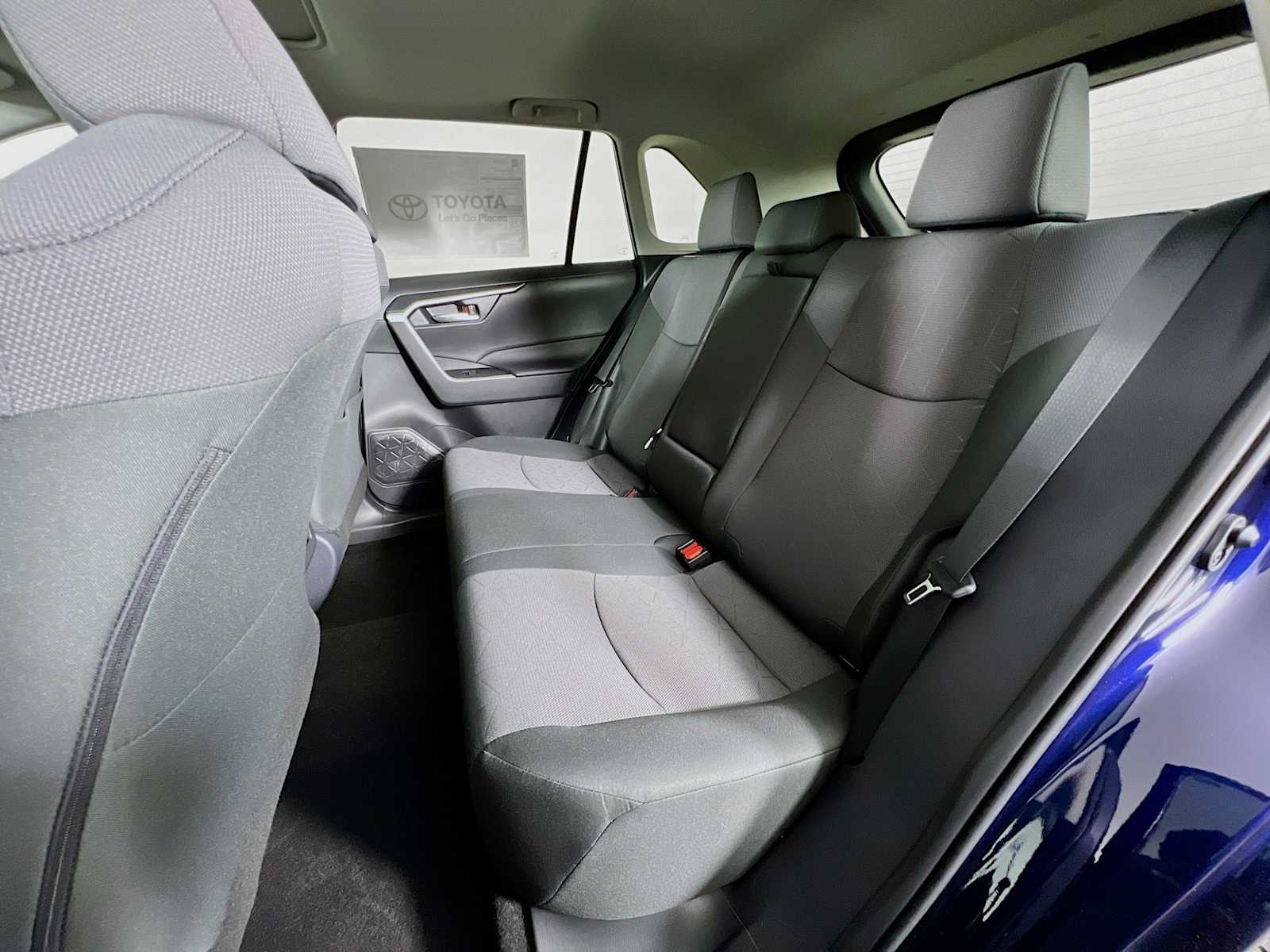 2025 Toyota RAV4 XLE - Photo 13
