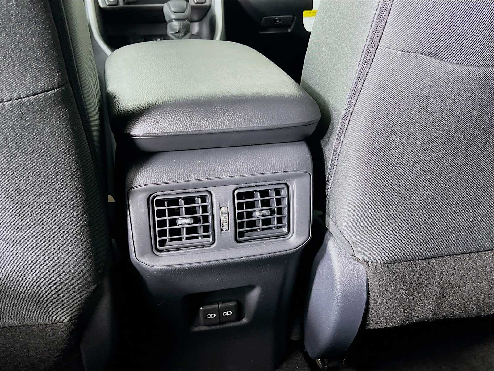 2025 Toyota RAV4 XLE - Photo 14