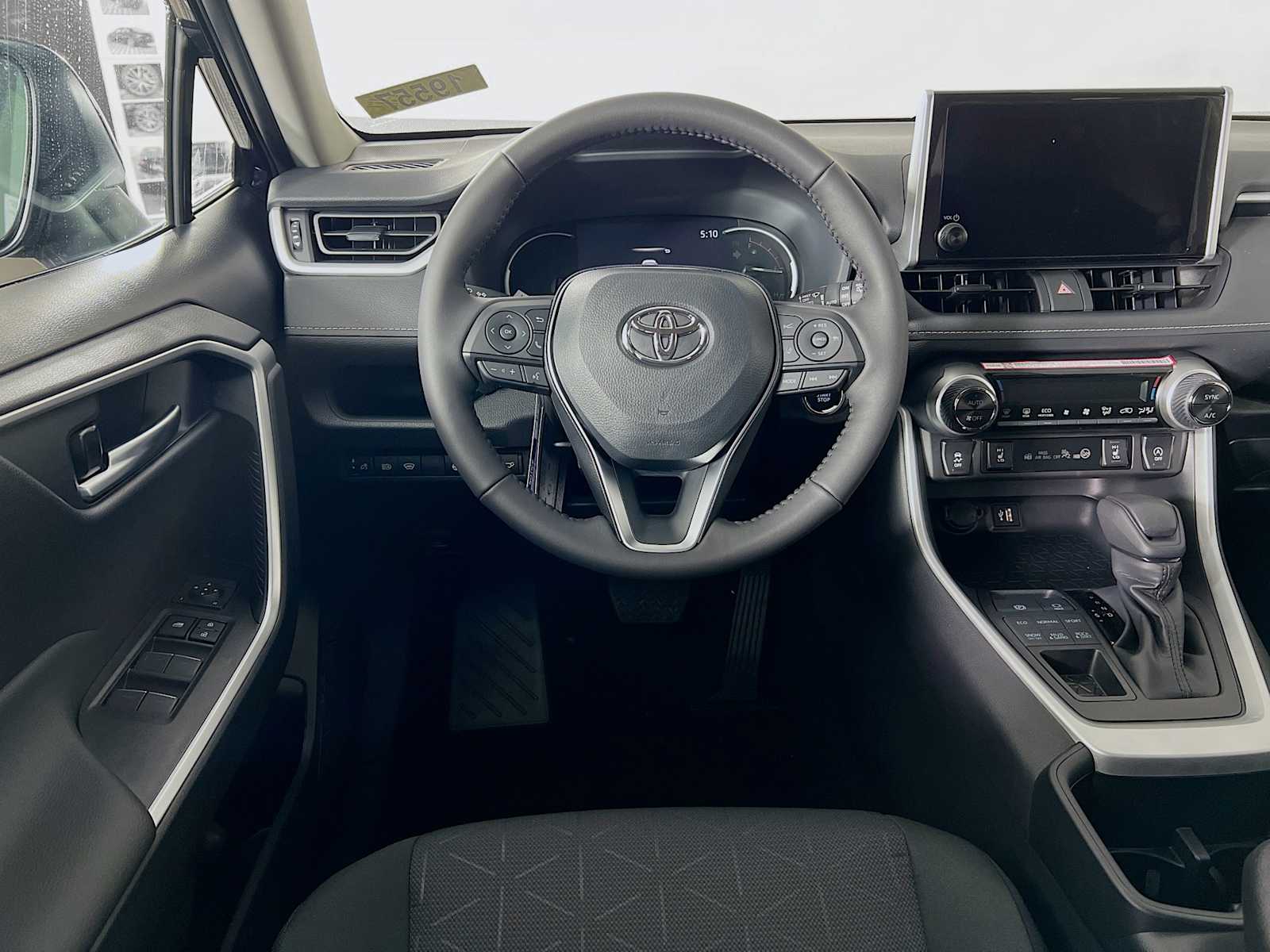 2025 Toyota RAV4 XLE - Photo 15