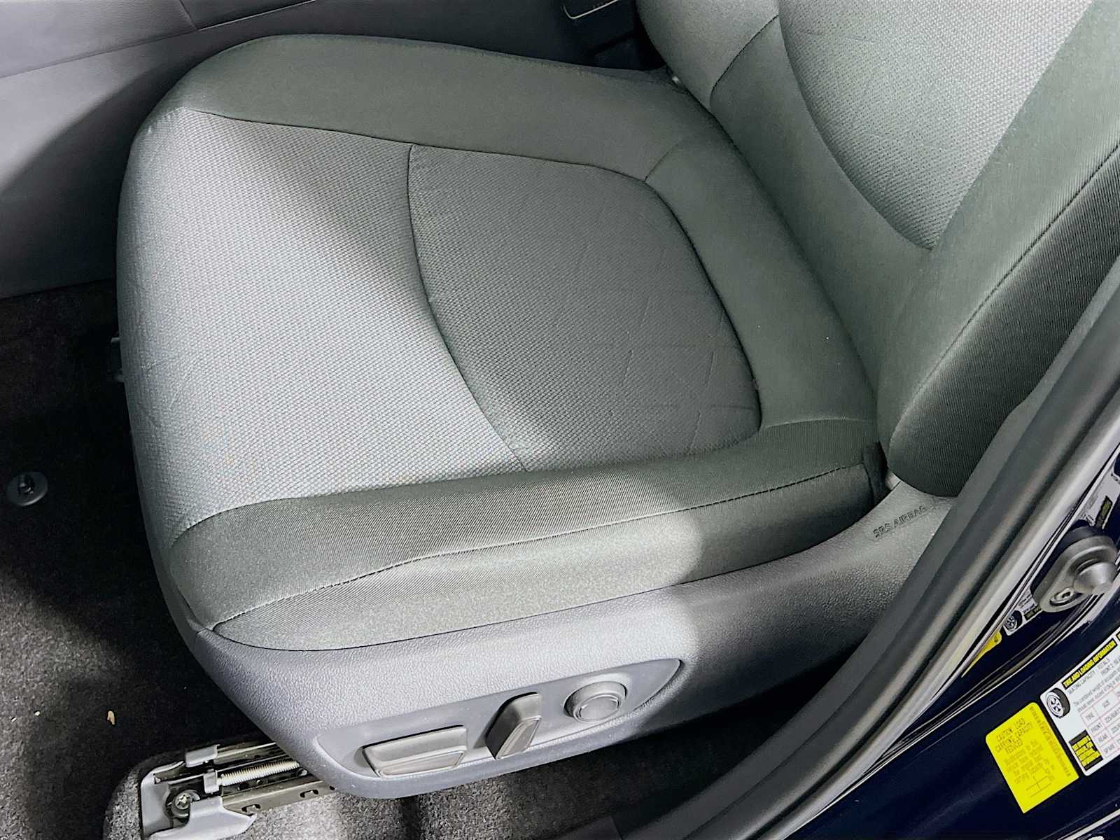 2025 Toyota RAV4 XLE - Photo 17