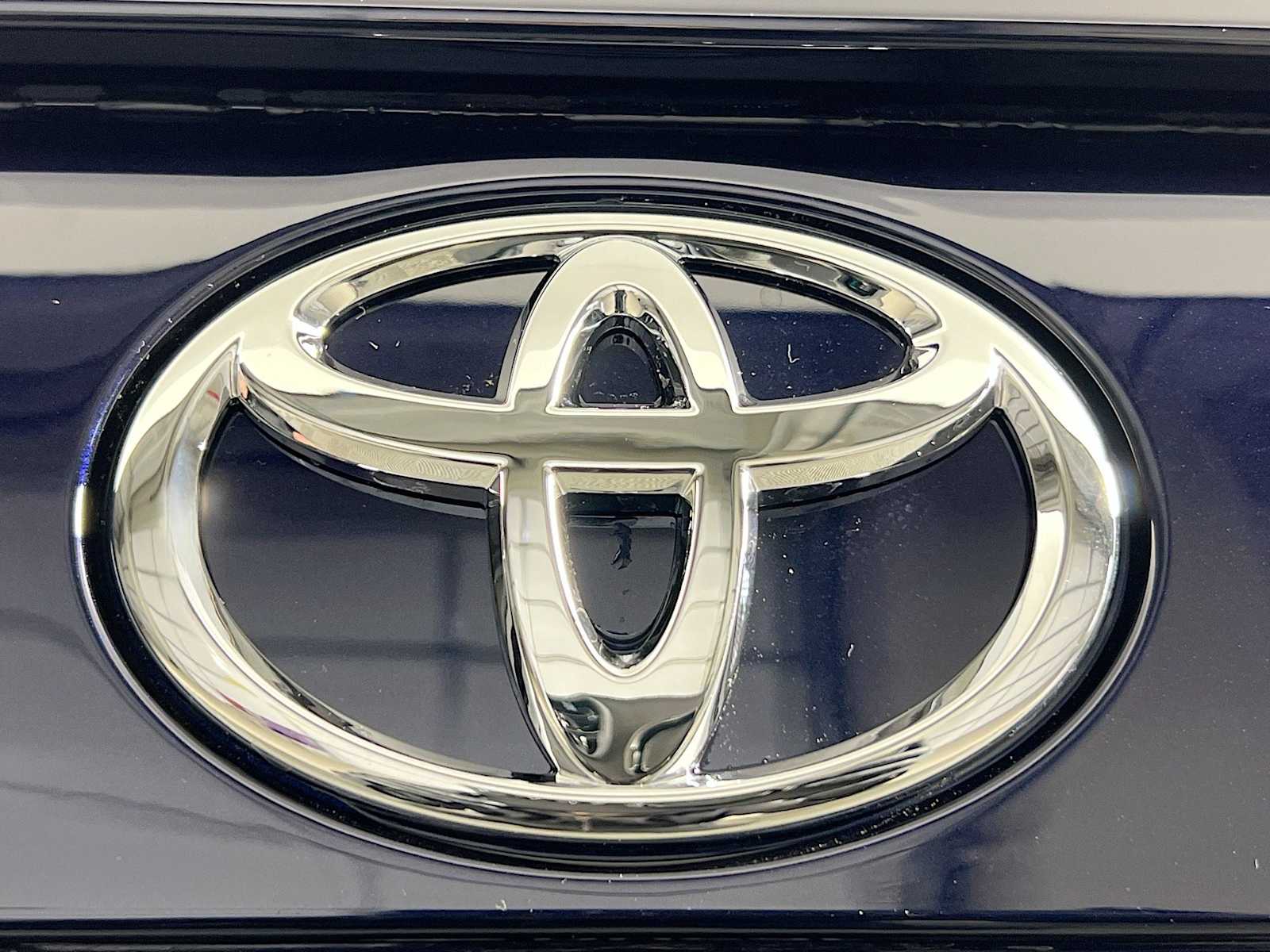 2025 Toyota RAV4 XLE - Photo 18