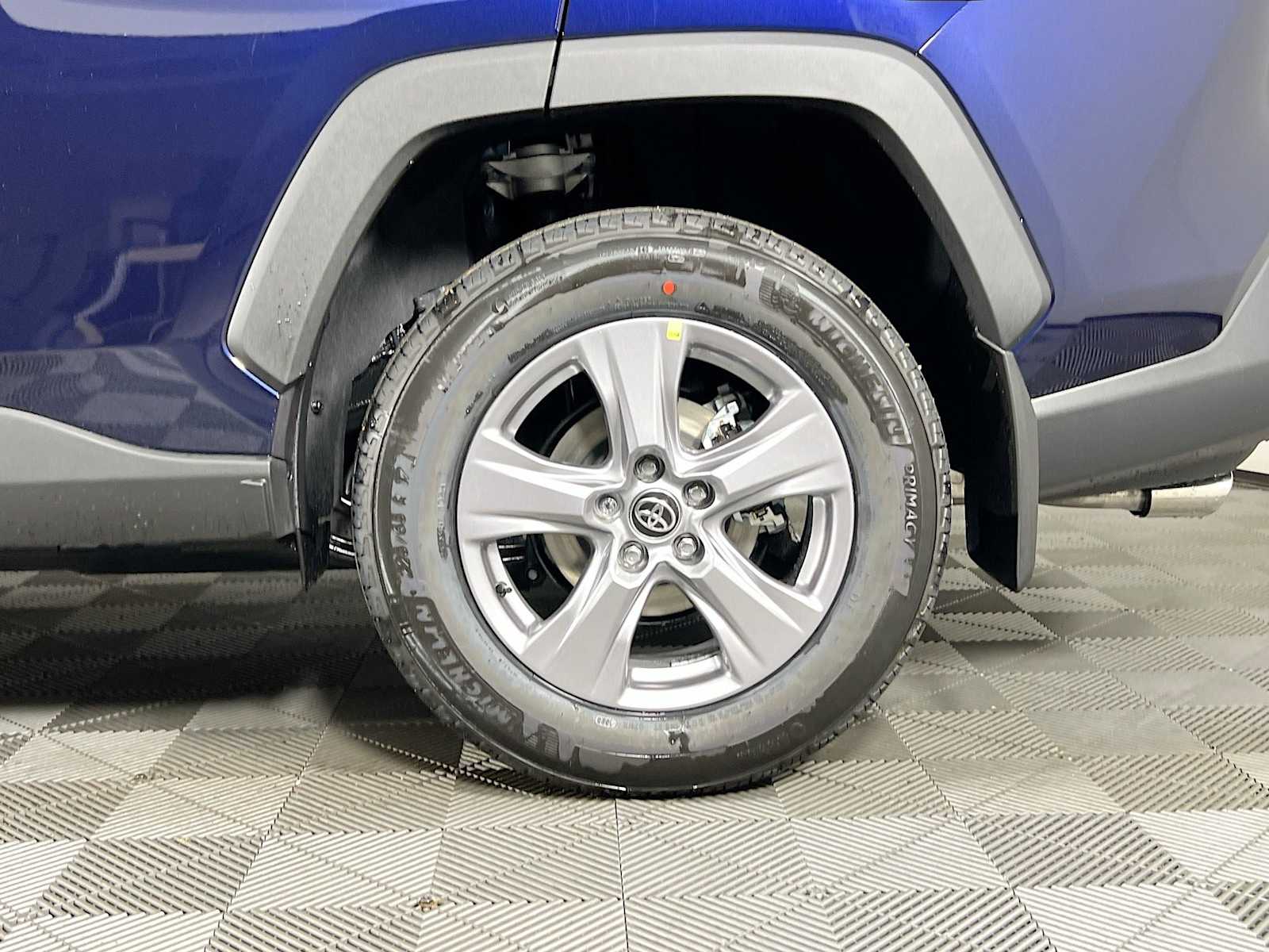 2025 Toyota RAV4 XLE - Photo 19