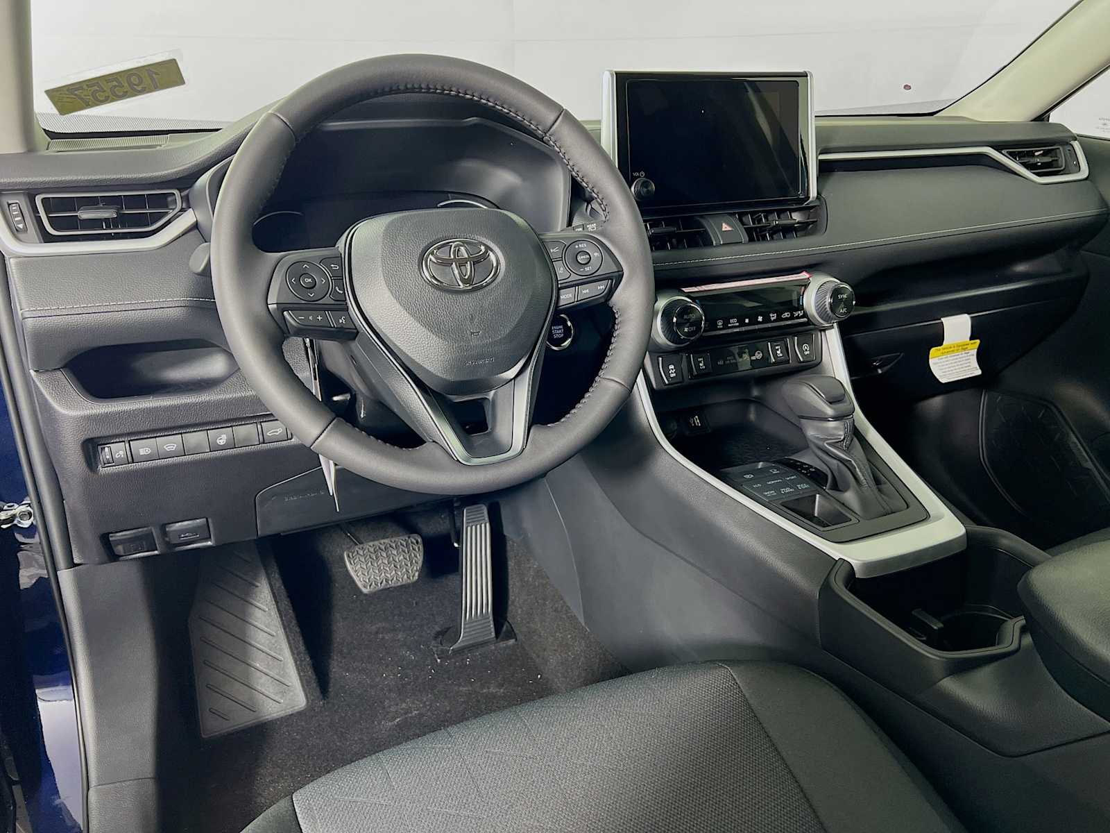 2025 Toyota RAV4 XLE - Photo 6