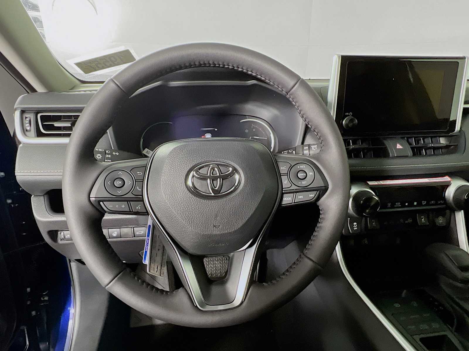 2025 Toyota RAV4 XLE - Photo 7