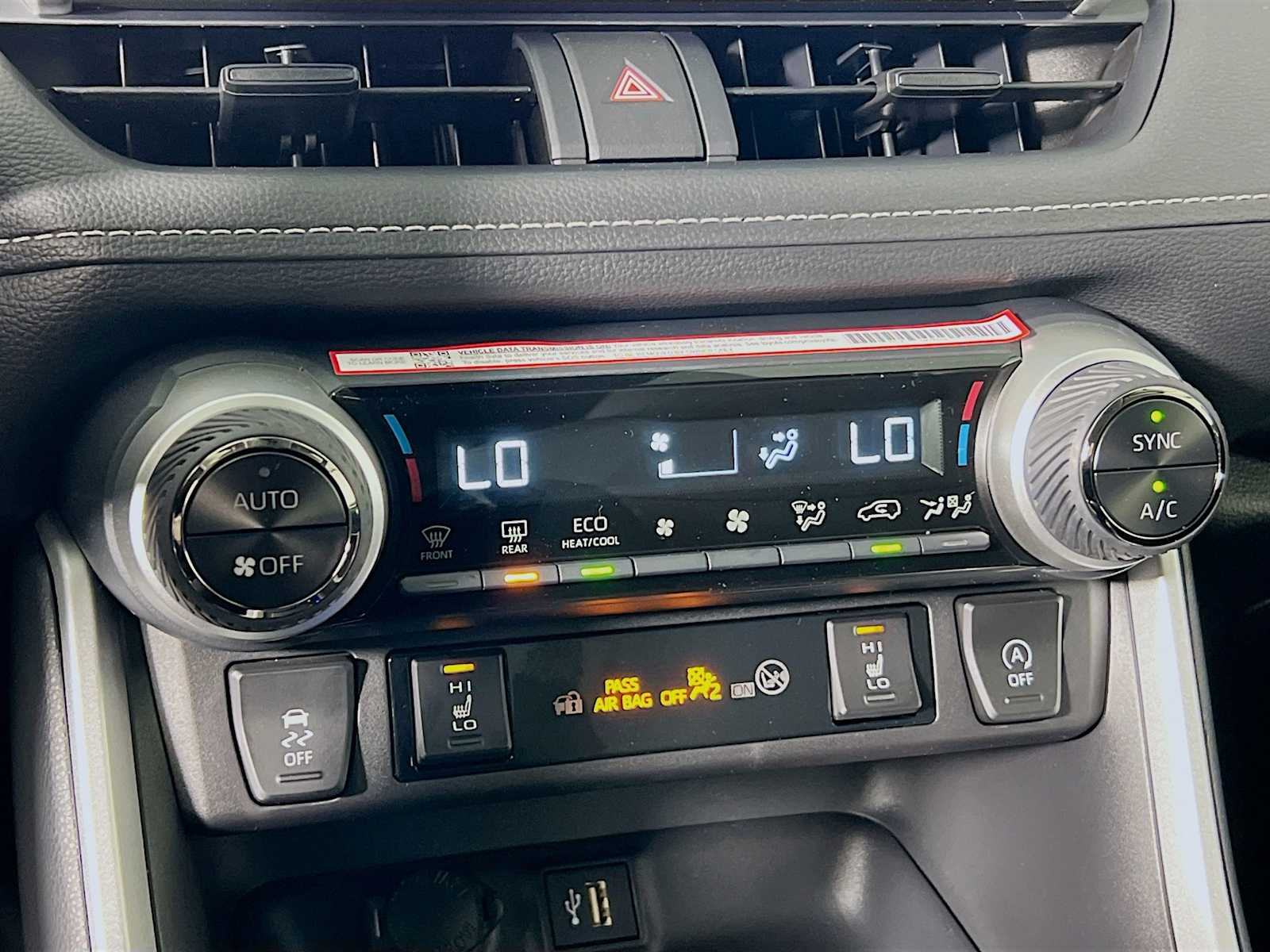 2025 Toyota RAV4 XLE - Photo 10