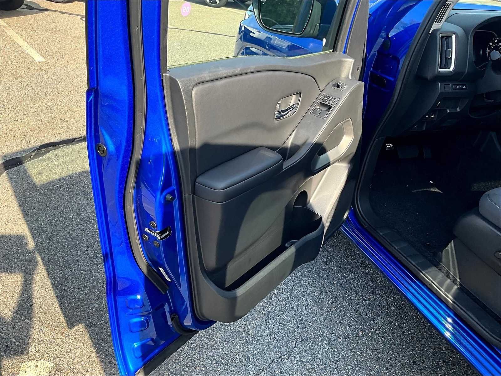 2025 Nissan Frontier SV - Photo 8