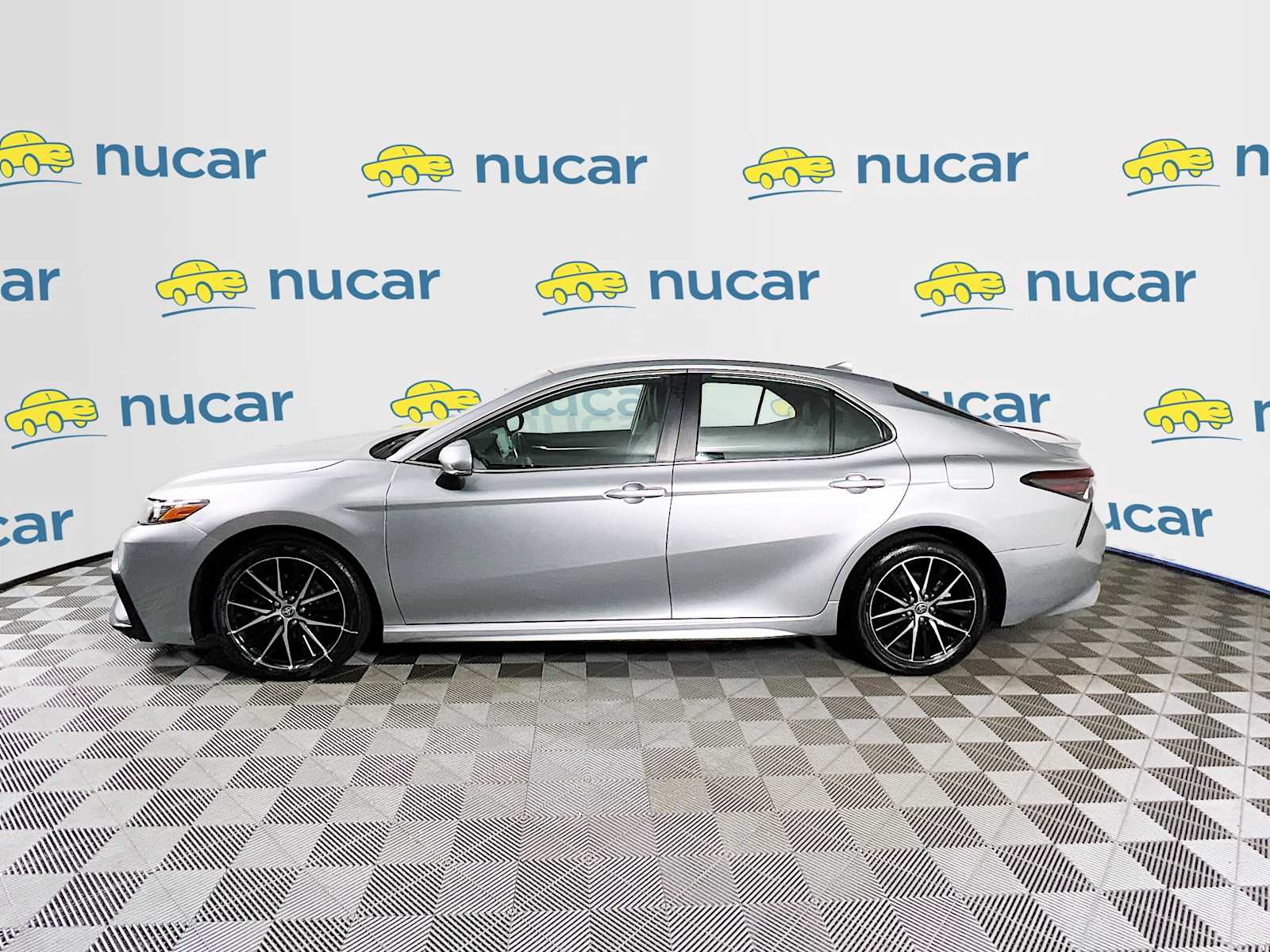 2023 Toyota Camry SE - Photo 4