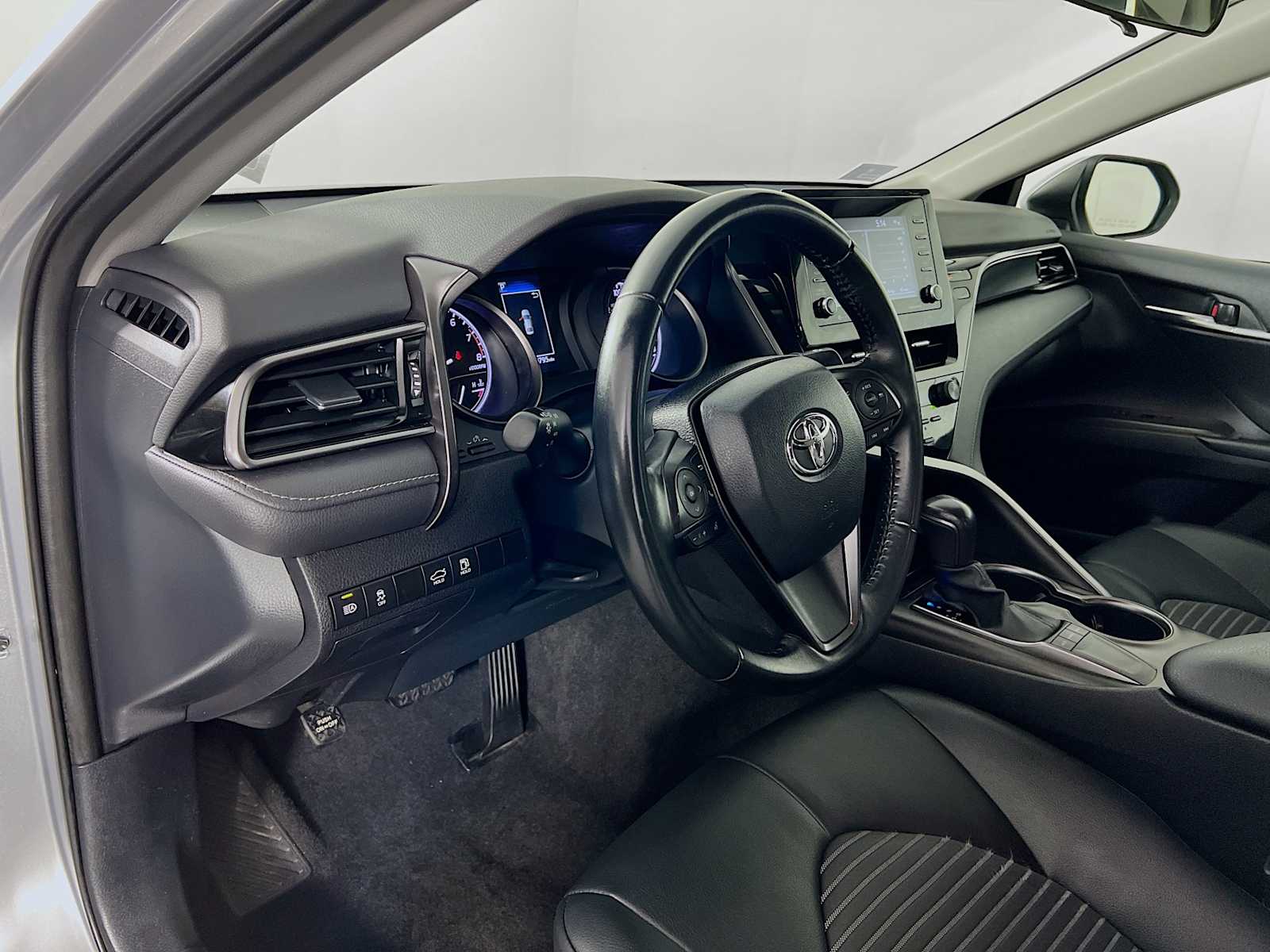 2023 Toyota Camry SE - Photo 9