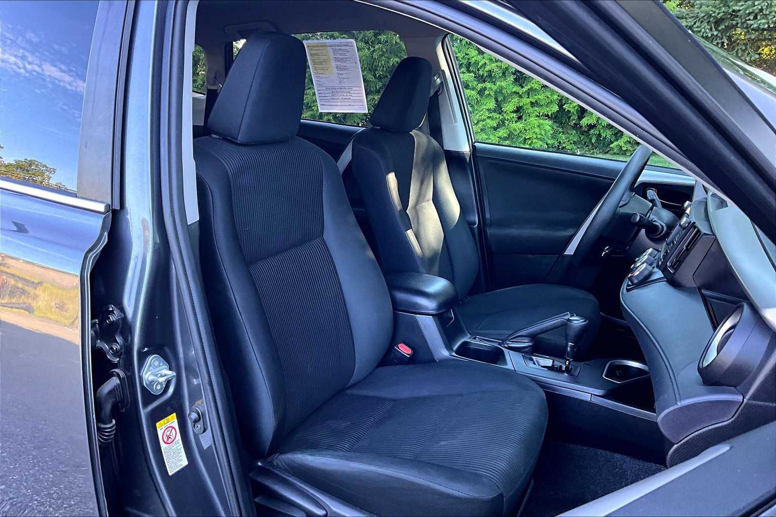 2016 Toyota RAV4 LE - Photo 11