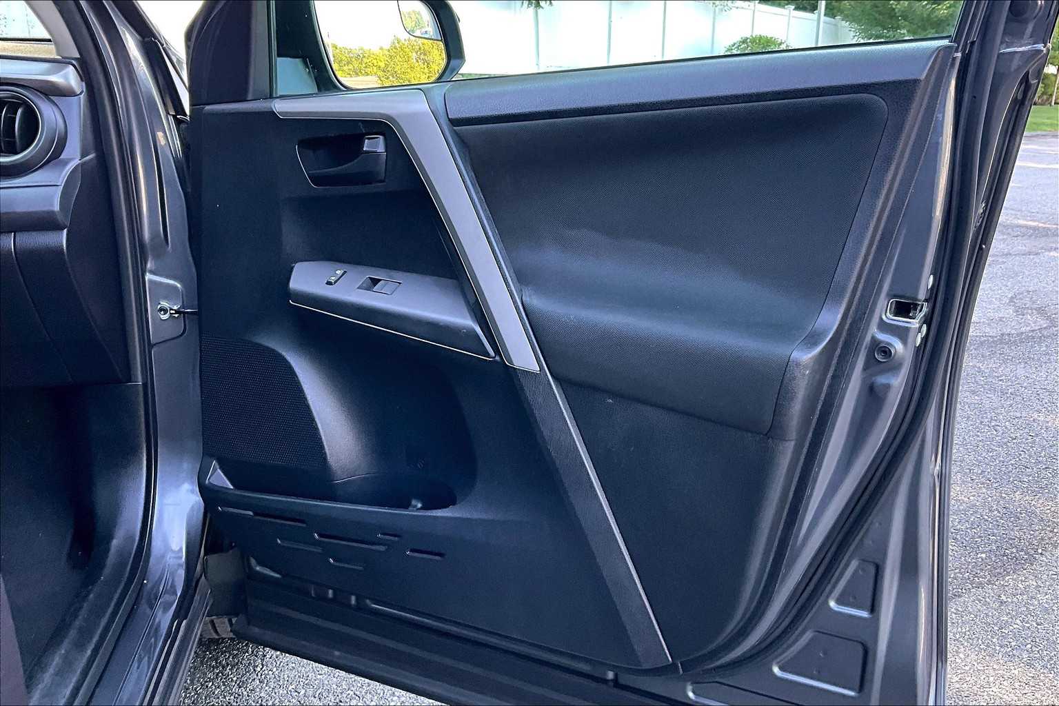 2016 Toyota RAV4 LE - Photo 12