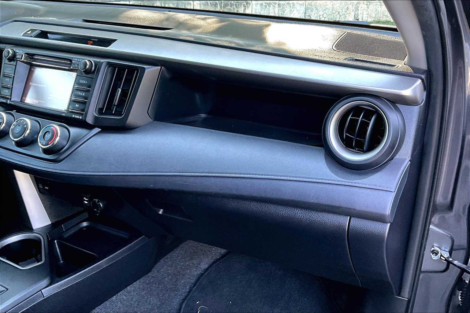 2016 Toyota RAV4 LE - Photo 13