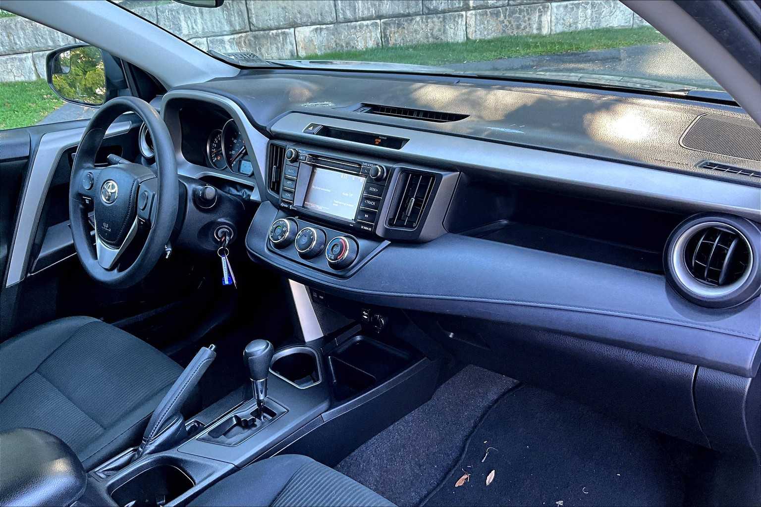 2016 Toyota RAV4 LE - Photo 14