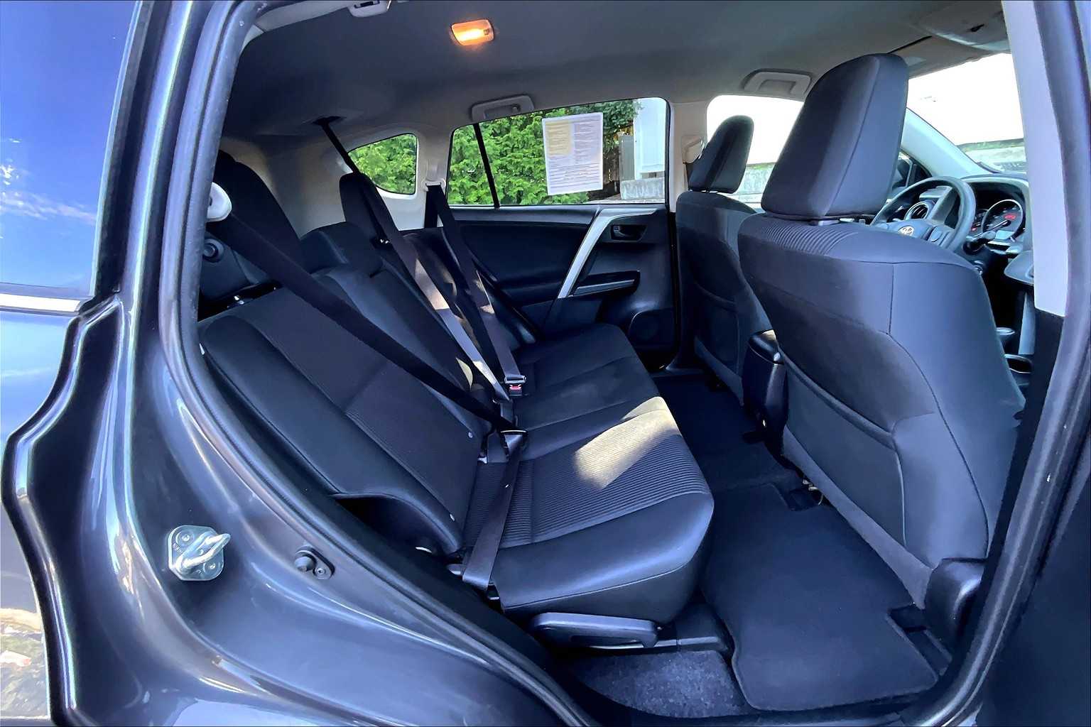 2016 Toyota RAV4 LE - Photo 16