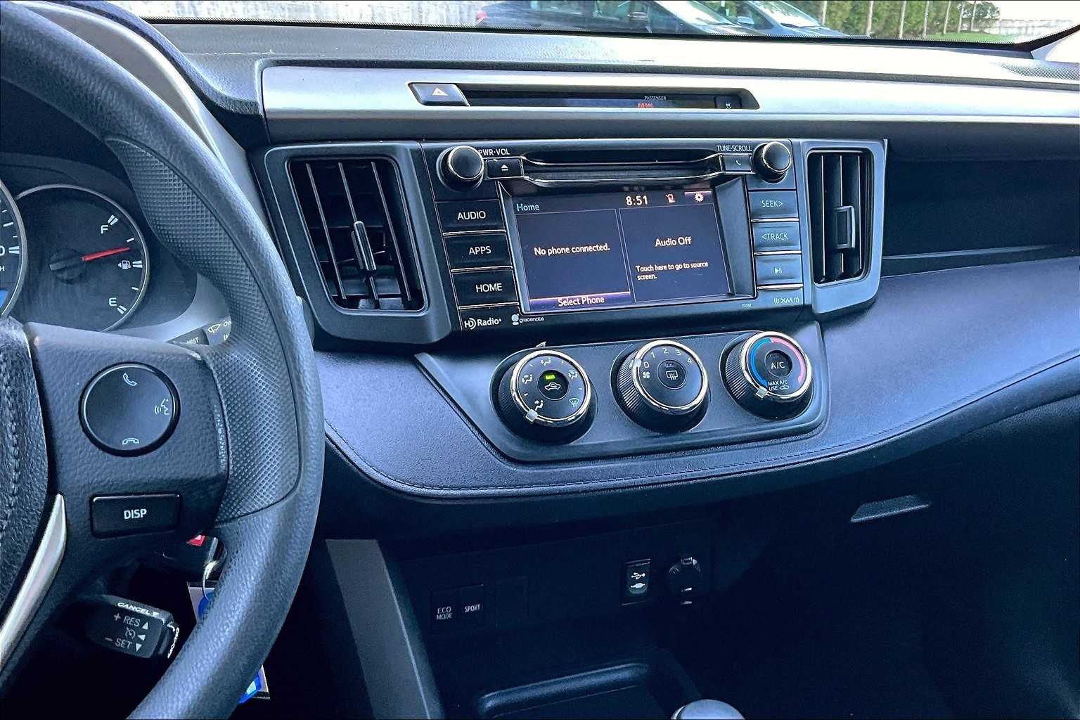 2016 Toyota RAV4 LE - Photo 18