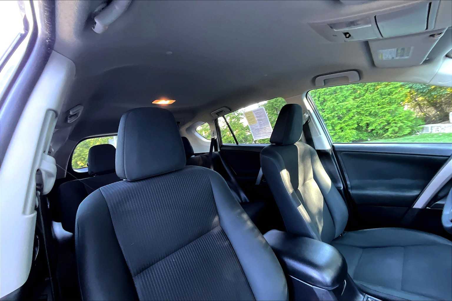 2016 Toyota RAV4 LE - Photo 22