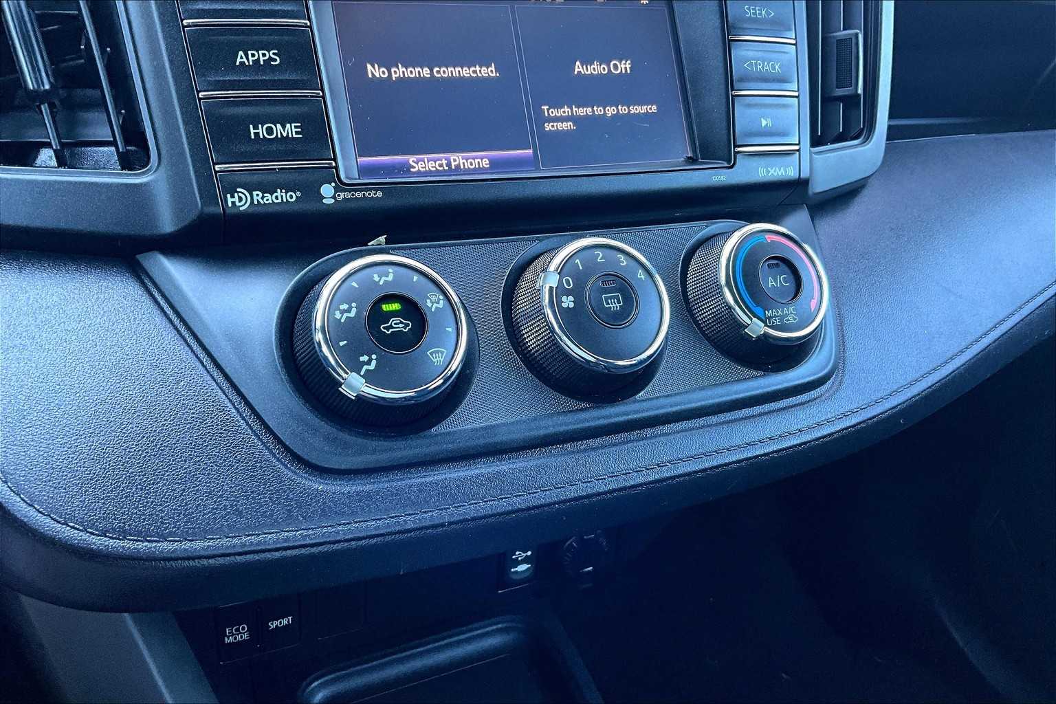 2016 Toyota RAV4 LE - Photo 26