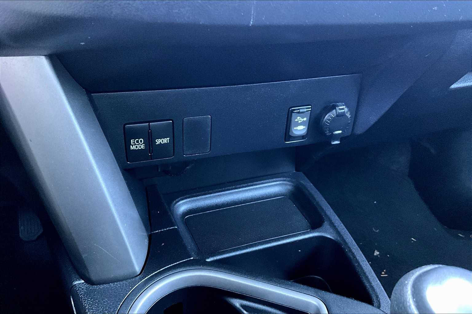 2016 Toyota RAV4 LE - Photo 27